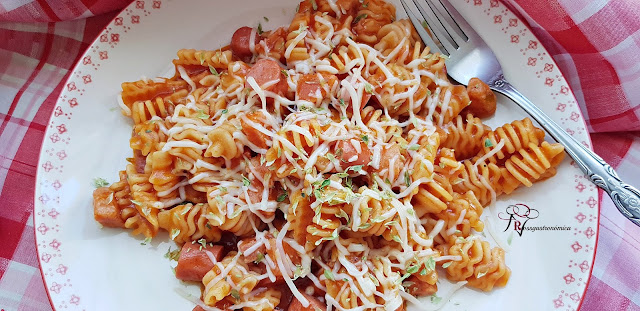 Pasta con salchichas estofada en Olla a Presión