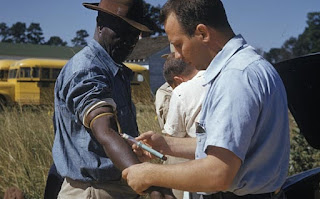 Extrayendo sangre de uno de los "cobayas"