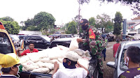 Babinsa Koramil 410-06/KDT Bantu Mengawal Pendistribusian Sembako