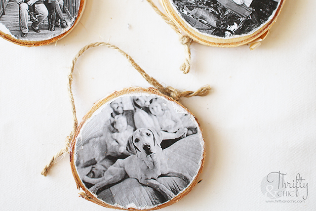 DIY Wood Slice Family Picture Ornament. DIY rustic Christmas ornaments. DIY Christmas gift ideas for family. How to make a wood slide family photo ornament. Family photo ornament tutorial. 