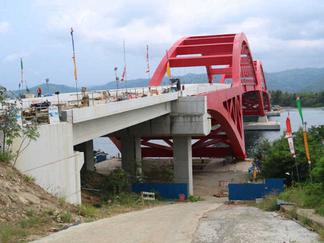 Gubernur Lukas Enembe Perintahkan Pembangunan Jembatan Holtekap Tetap Jalan