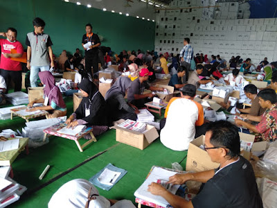 Libatkan 100 Orang, KPU Pringsewu Lipat Kertas Suara Pemilu 2019