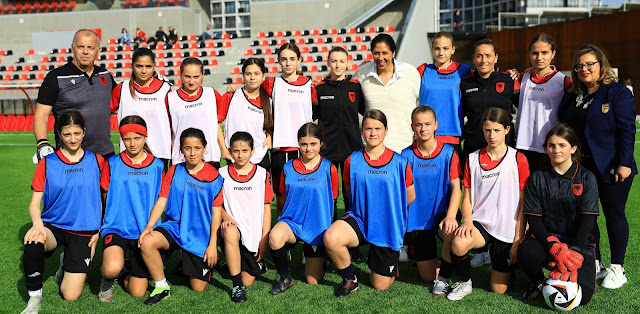 La nazionale di calcio femminile albanese e Jones Steffi allo stadio Air Albania, 21 aprile 2024