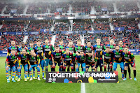 CLUB ATLÉTICO OSASUNA y LEVANTE U. D. Temporada 2021-22. Rubén Vezo, Malsa, Róber Pier, Pepelu, Sergio Herrera, Marc Pubill, Jon Moncayola, Lucas Torró, Manu Sánchez, Budimir, Dani Cárdenas, Juan Cruz. Enes Bardhi, Martín Cáceres, Son, David García, Darko Brasanac, Roger, Rubén García, Nacho Vidal, José Luis Morales, Chimy Ávila. Los jugadores de Osasuna y Levante posan juntos en el marco de la campaña "Together VS. Racism". CLUB ATLÉTICO OSASUNA 3 LEVANTE U. D. 1 Sábado 19/03/2022, 18:30 horas. Campeonato de Liga de 1º División, jornada 28. Pamplona, Navarra, estadio El Sadar: 19.429 espectadores. GOLES: 1-0: 44’, Chimy Ávila. 2-0: 57’, Budimir. 3-0: 64’, Darko Brasanac. 3-1: 76’, Roger.