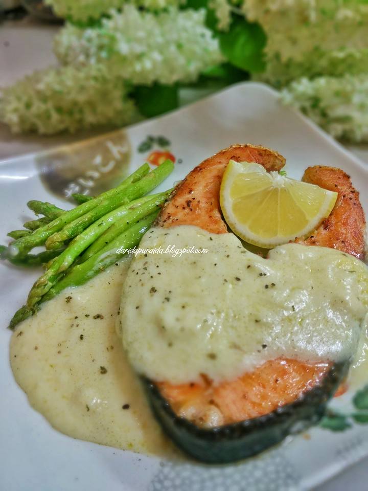 Dari Dapur Aida: Grilled Salmon with Asparagus And White Sauce