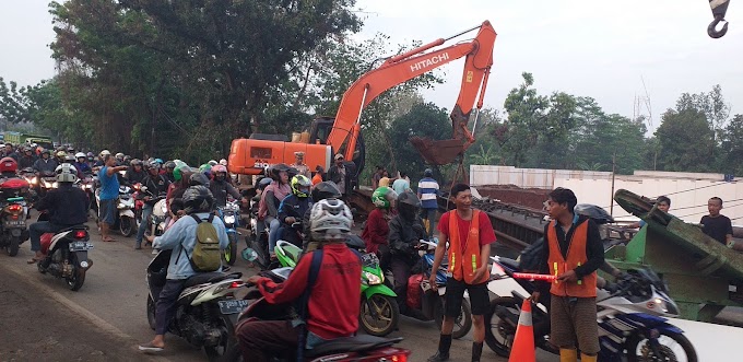 Alat Pasang Pondasi Roboh, Jalan Raya Bogor Macet Total