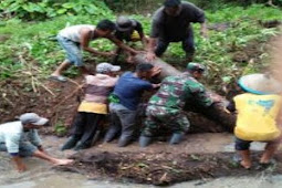 Babinsa Wahai Pelopori Pembersihan Sungai Karlutu dari Tumpukan Sampah