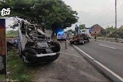 Pick Up Tabrak Warung hingga Terguling di Tepi Jalur Pantura Lamongan