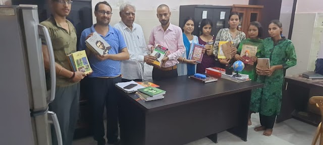  राम दुलार यादव द्वारा छात्र-छात्राओं की मांग पर तीन दर्जन पुस्तकें की भेंट