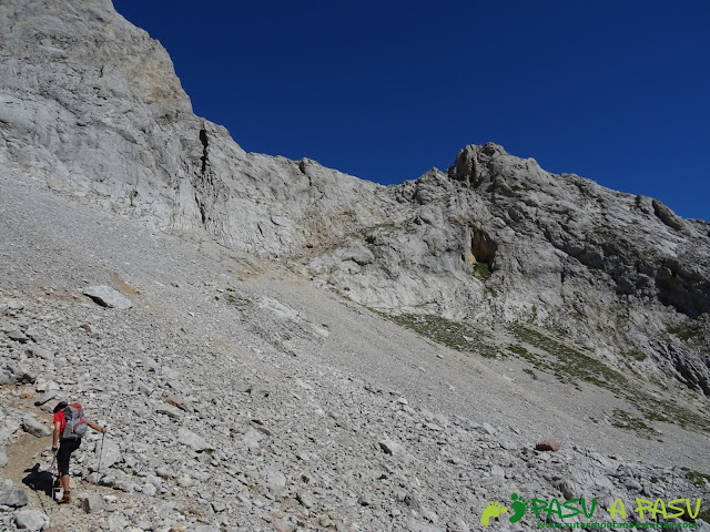 Ruta Pandebano - Refugio de Cabrones: Camino a la Brecha de los Cazadores