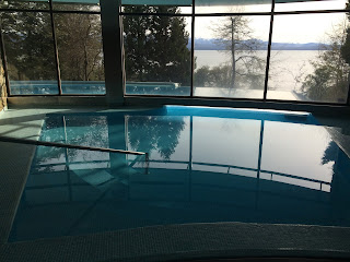 Área da piscina do hotel Design Suites em Bariloche