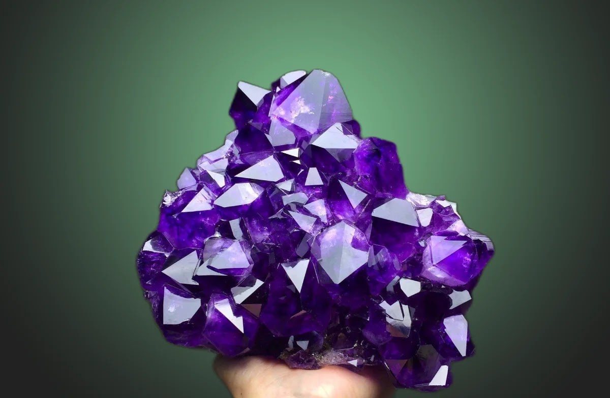 What Causes the Purple Color of Amethyst? - Geology In