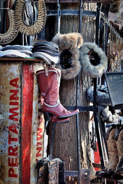 Vintage_Stiefel_Schuhe_und_Mützen_auf_einem_Flohmarktsatnd