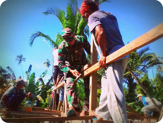 Babinsa Membantu Pembangunan Rumah Warga Desa Maneoratu