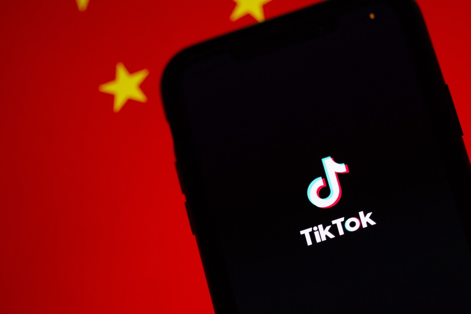 TikTok-App auf dem Telefon vor dem Hintergrund der chinesischen Flagge