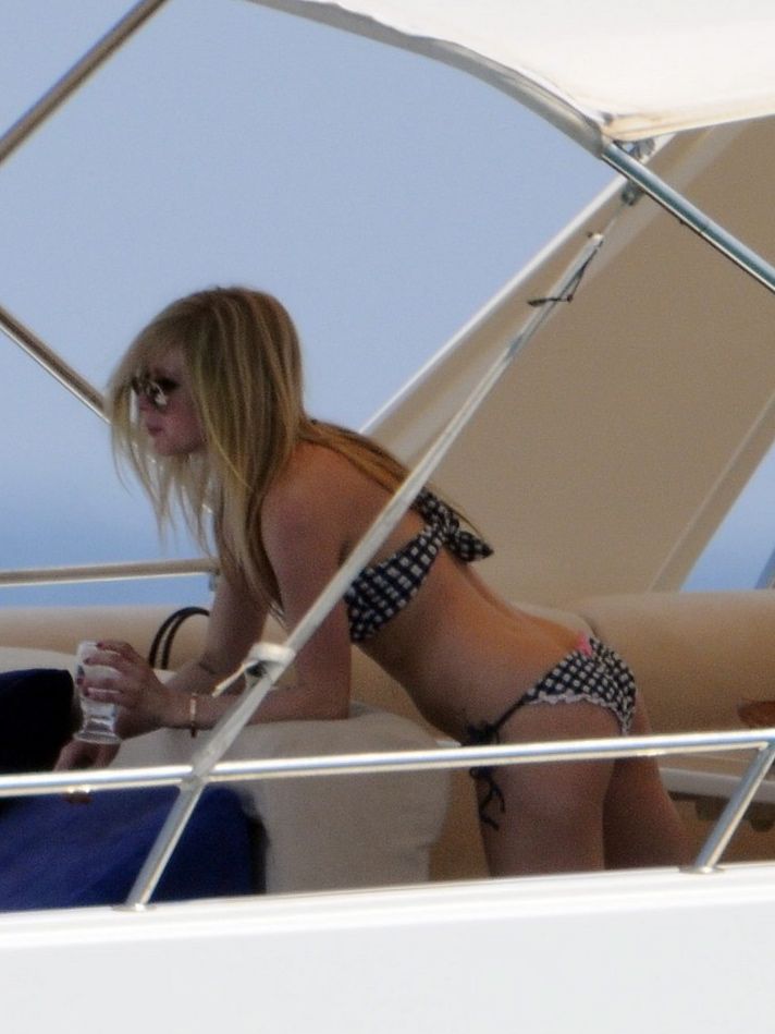 Avril Lavigne's perfect Canadian ass