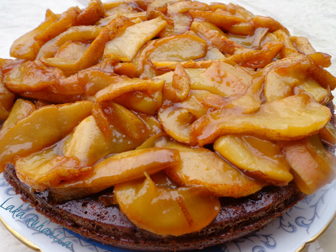 Honey cake with caramelized pears by Laka kuharica: Decorate the top with caramelized pears.