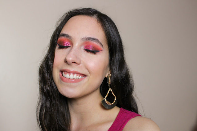 Make com glitter rosa e delineado gatinho.