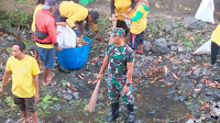 Tampa Rasa Canggung Dandim 1423 Soppeng Turun Langsung Bersama Dinas Kebersihan Bersihkan Sampah Disepanjang Sungai Masewali