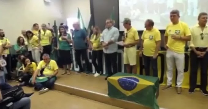 VERGONHA: Médica e deputada federal pelo RN sugere que médicos escrevam número de Bolsonaro em receitas; vídeo