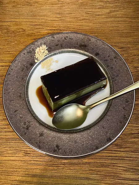 渋谷『喫茶サテラ』抹茶プリンに添えられたきな粉
