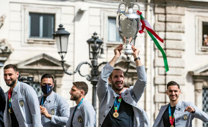 Festa Azzurra al Quirinale, Chiellini e Mancini da Mattarella con la coppa