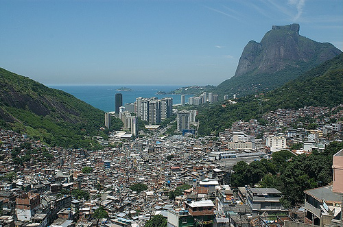 A favela da Rocinha fica entre os bairros de S o Conrado e G vea 