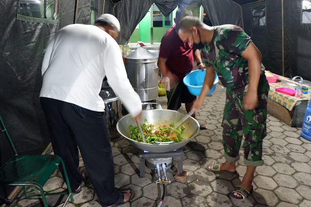 KodimKaranganyar – Sahur Berkah, Dapur Umum Kodim 0727 Karanganyar Membuat 500 Bungkus Nasi Siap Saji