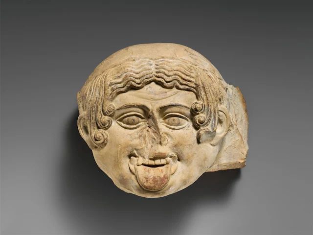 Cara de Medusa con la lengua fuera.