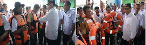 Kunjungi Dermaga 16 Ilir Palembang, Menhub Serahkan Life Jacket dan Tinjau Padat Karya