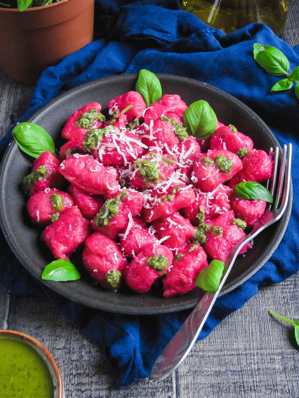 Gnocchi buraczane z bazyliowym pesto i parmezanem