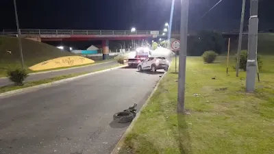 Accidente vial en distribuidor Benoit 13 y 520, La Plata: auto volcó y SAME trasladó a un herido al hospital San Roque de Gonnet