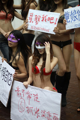 k Wanita Cina Telanjang di Jalanan Mencari Suami