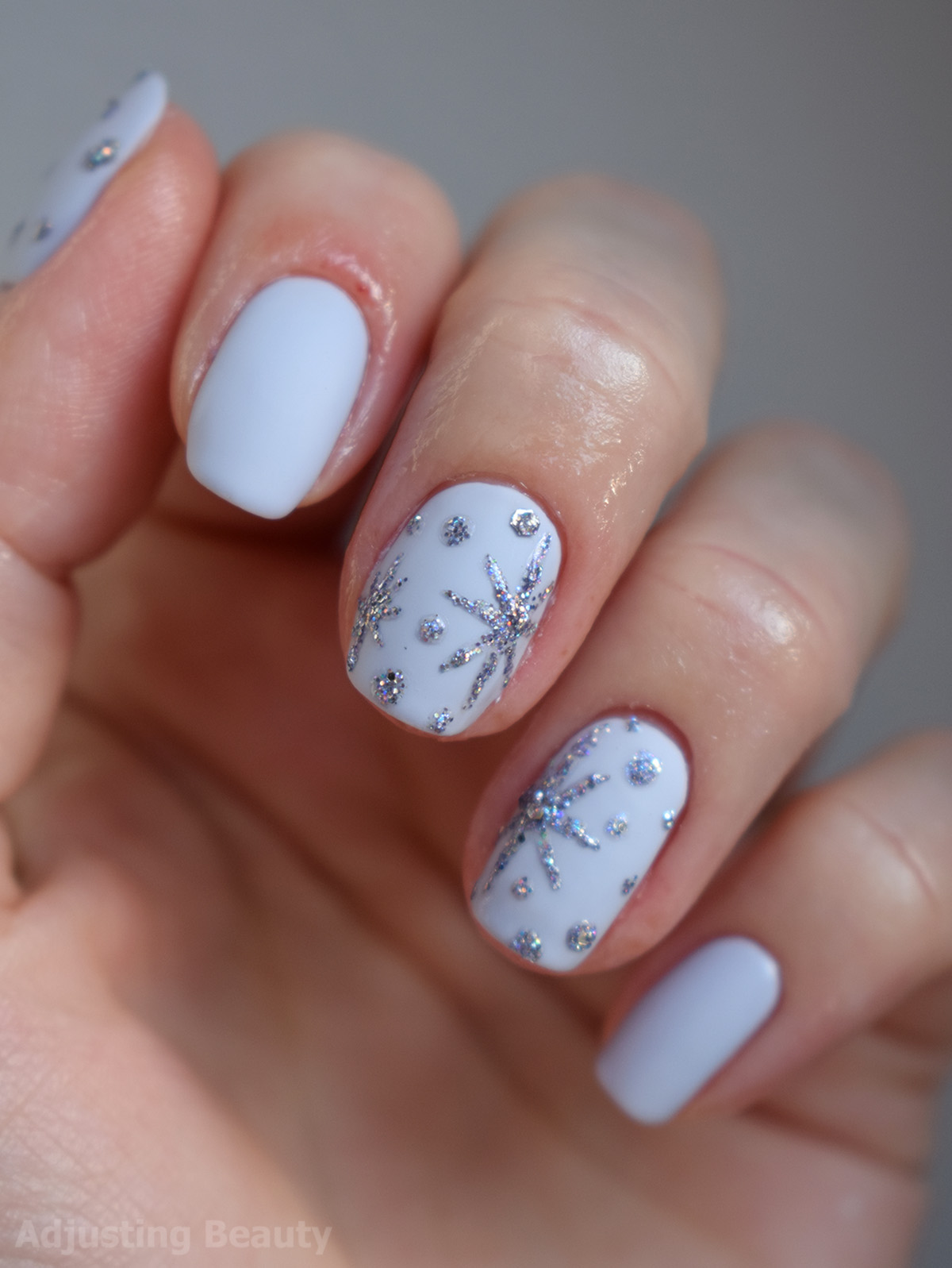 25+ Gorgeous White Christmas Nails Trends 2024