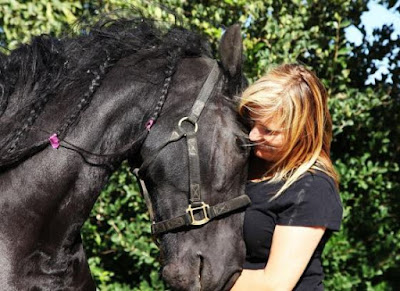 Tierna imagen de niña y caballo [8-7-20]