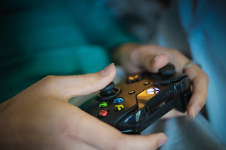 Un gamer avec sa console de jeu vidéo en main