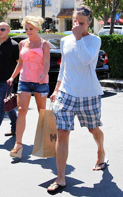 Britney Spear: Weekend Shopping with Her Boyfriend 