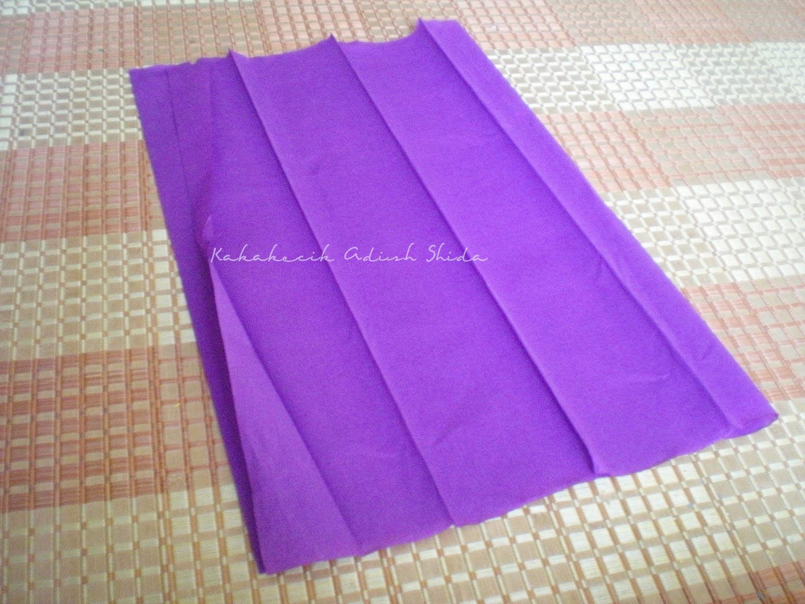 Langkah 2 : Lipat lagi crepe paper tu..gunting sehingga dapat 8 keping ...