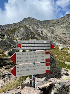 Trail sign at Bocchetta dell'Inferno