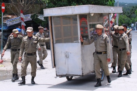 Puluhan Personil Satpol PP Tertibkan Bangunan Liar Depan Pintu, Masuk Pelabuhan Benteng