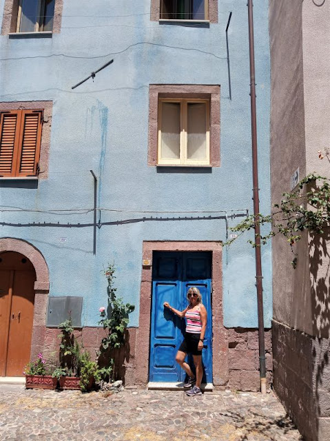 casa colorata centro storico Bosa