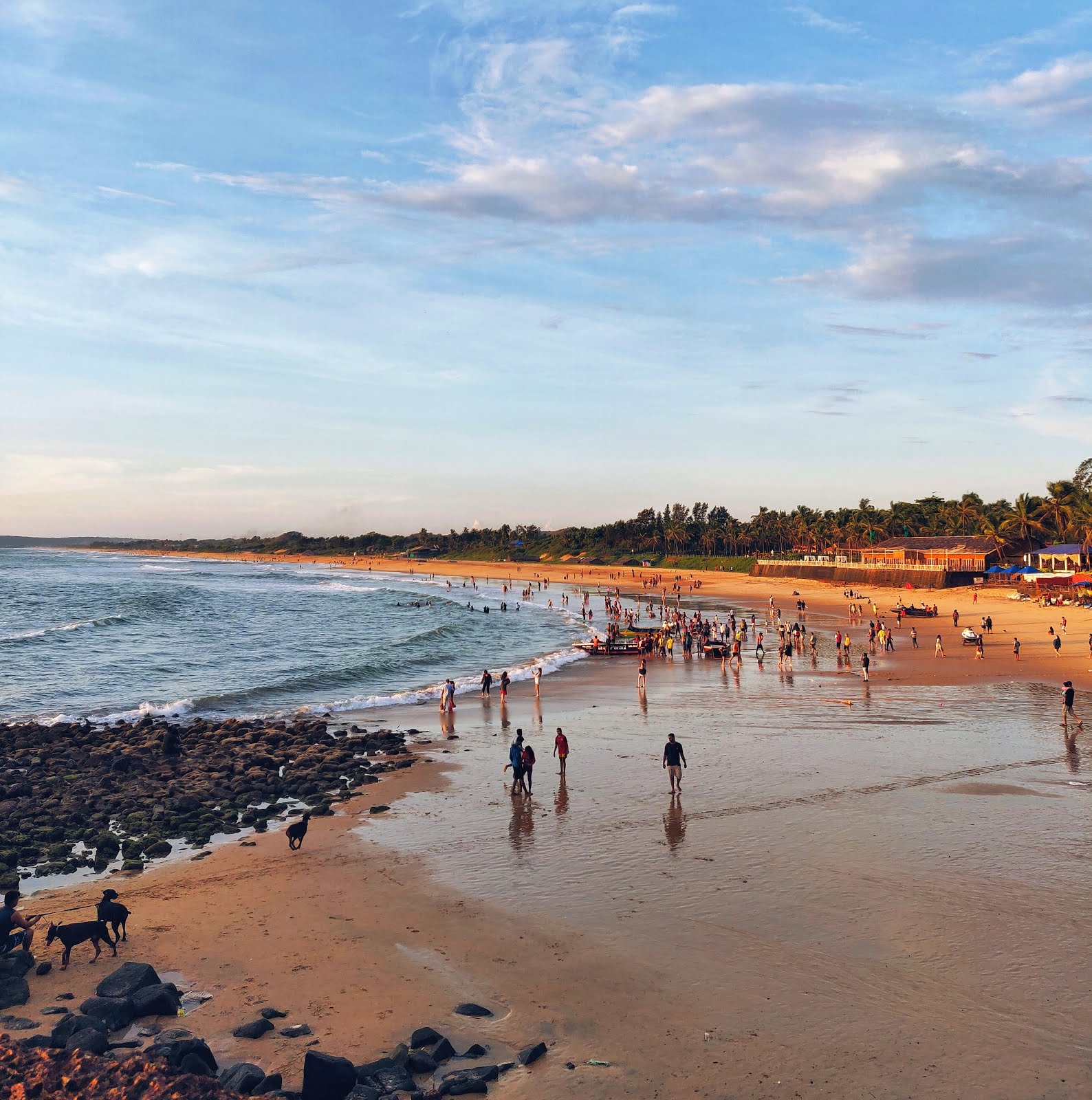 Beach view of Sinquerim beach on a Sunday evening