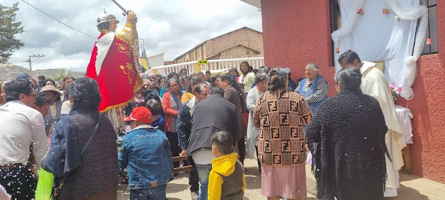 Fest zu Ehren von Erzengel Michael in Ravelo. Potosí - Bolivien. Michael – Bannerträger Gottes, Erzengel und Patron der Pfarrkirche in Ravelo Bolivien.