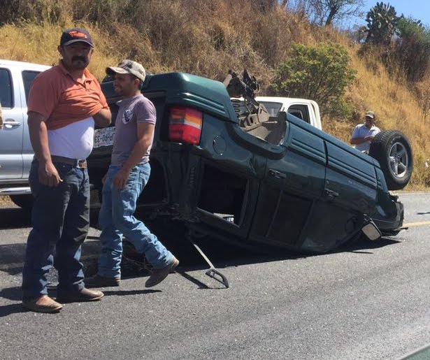 Una volcadura los mandó al hospital