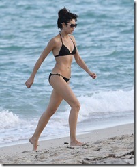 Olga-Kurylenko-Wearing-Sexy-Black-Bikini-At-The-Beach-In-Miami-01