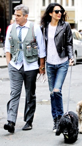 Foto de George Clooney paseando por la calle con Amal Ramzi