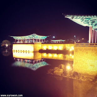 Vista nocturna del estanque Anapji de Gyeongju en Corea