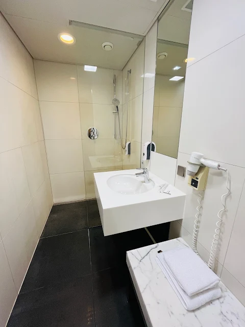 Review: Priority Lounge at Frankfurt Airport (FRA) For Qatar Airways Business Class Passengers & Priority Pass Members Shower Rooms