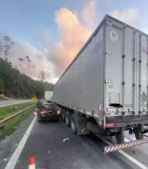 Acidente com 4 veículos deixa Trânsito lento na Régis Bittencourt em Miracatu
