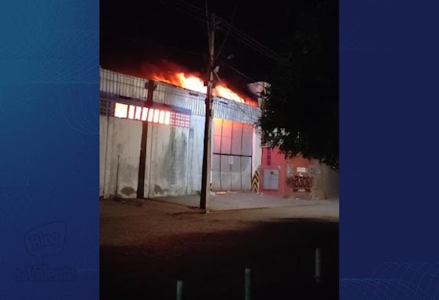 Incêndio de grandes proporções atinge depósito do Master Atacado em Cruz das Almas